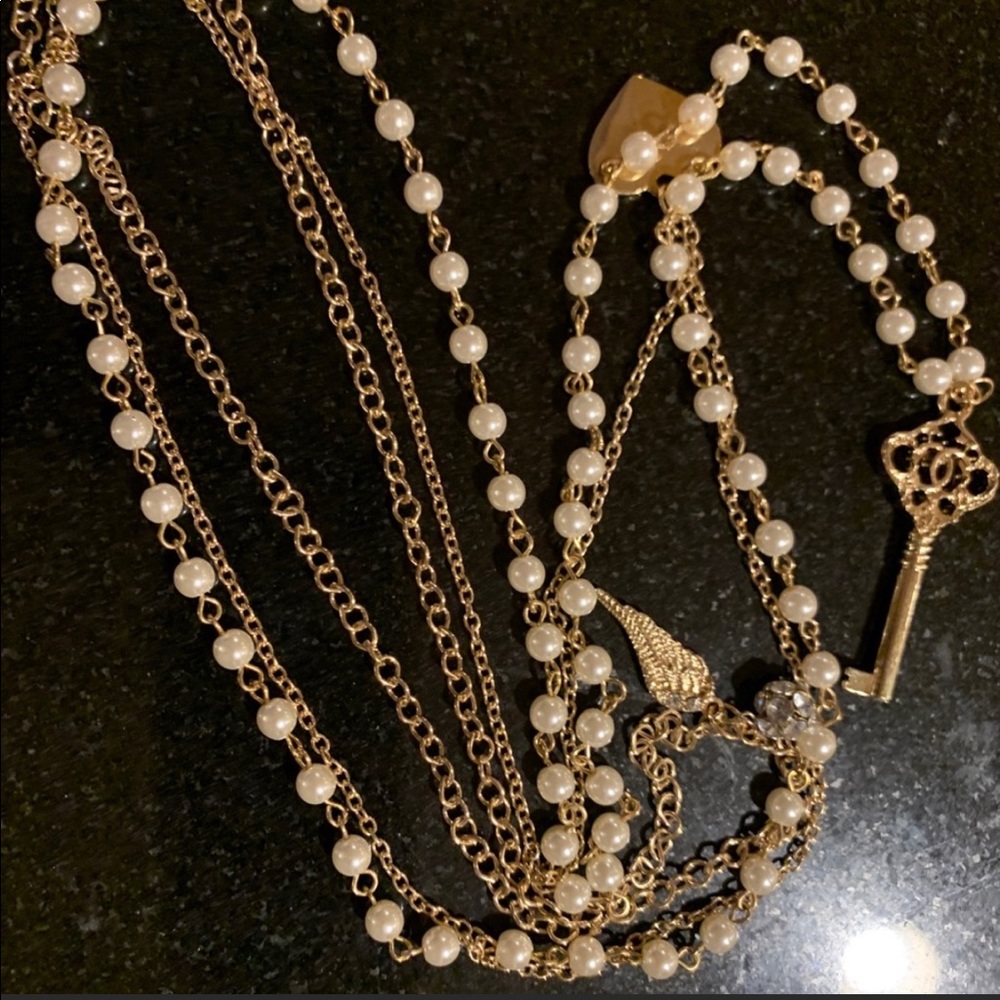 Beautiful GUESS NECKLACE - Picture 2 of 4